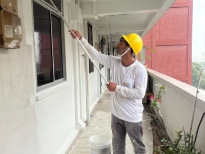 HDB corridor painting Singapore – Dulux painter roller-painting common corridor ceiling